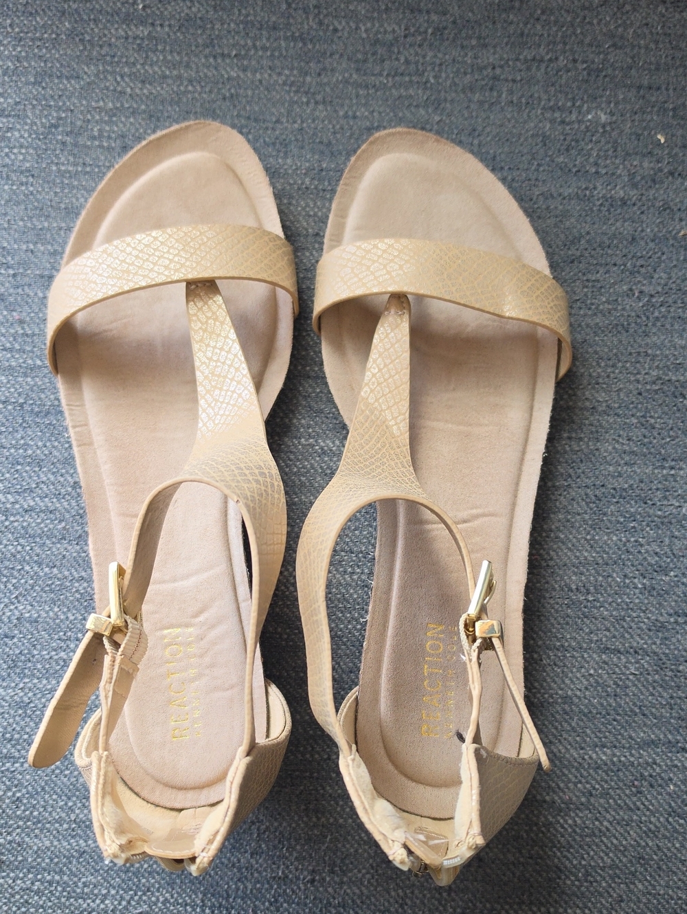 Kenneth Cole Reaction Beige Gold T-Strap Sandals
